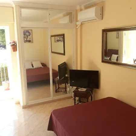 Studio Flat, Aguila *