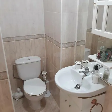 Studio Flat, Aguila *